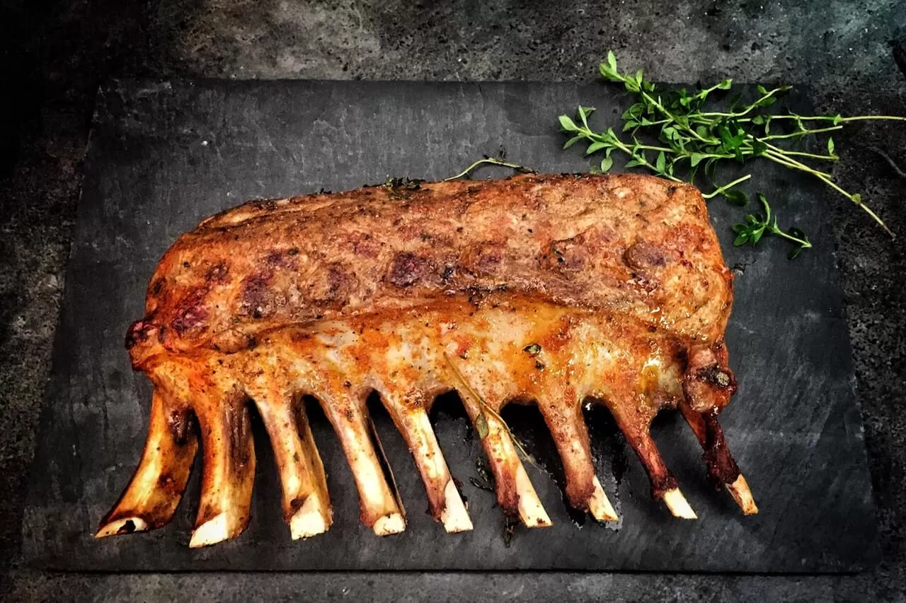 Thịt cừu nướng phủ bơ và húng tây