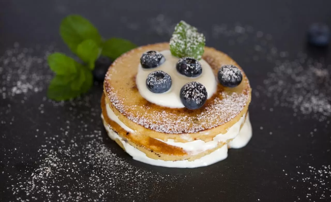 Bánh kếp đường phủ kem và quả mâm xôi