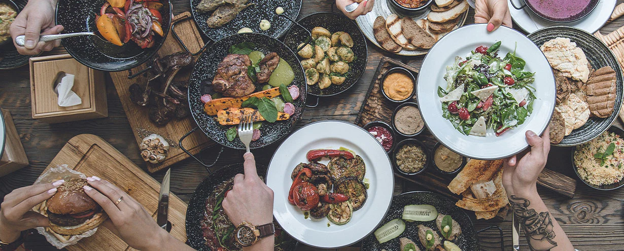 Bữa trưa truyền thống với thịt và rau