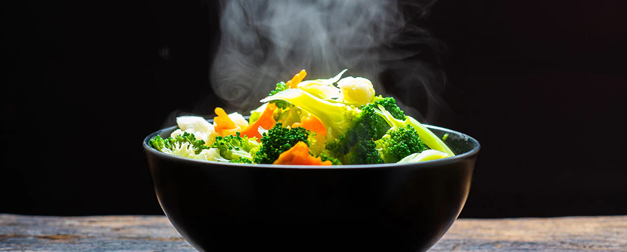 Một bát salad rau củ tươi ngon bổ dưỡng nhanh chóng